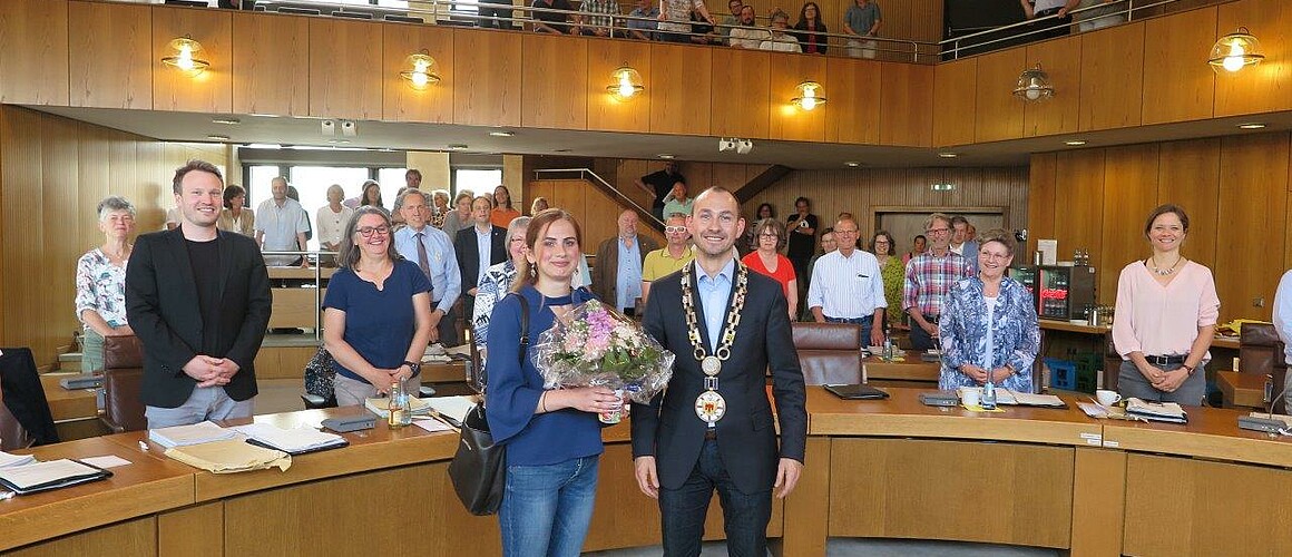 Zu sehen ist OB Dr. Stefan Belz, wie er Tülay Sanmaz im Gemeinderat begrüßt. (Bild: Stadt Böblingen)