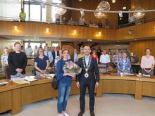 OB Dr. Stefan Belz begrüßt Tülay Sanmaz im Gemeinderat. (Bild: Stadt Böblingen)