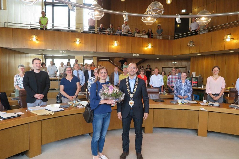 Zu sehen ist OB Dr. Stefan Belz, wie er Tülay Sanmaz im Gemeinderat begrüßt. (Bild: Stadt Böblingen)